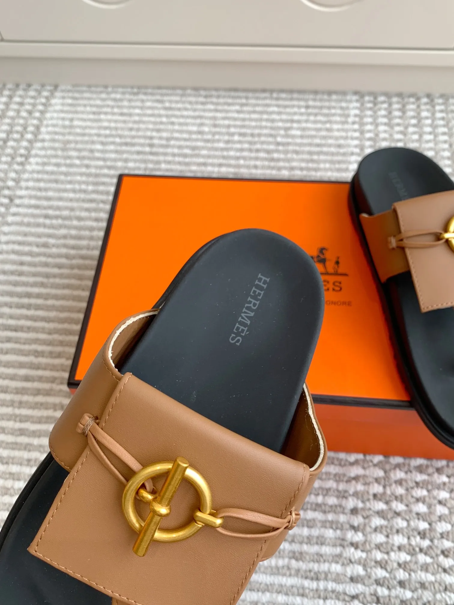 👟👟Ex-factory price 480👟👟 Hermes 〰️H chypre series Kelly buckle slippers Quality Upper: imported calfskin/palmprint cowhide/imported cowhide Foot pads imported silk cowhide, original molded outsole Female size: 35-42